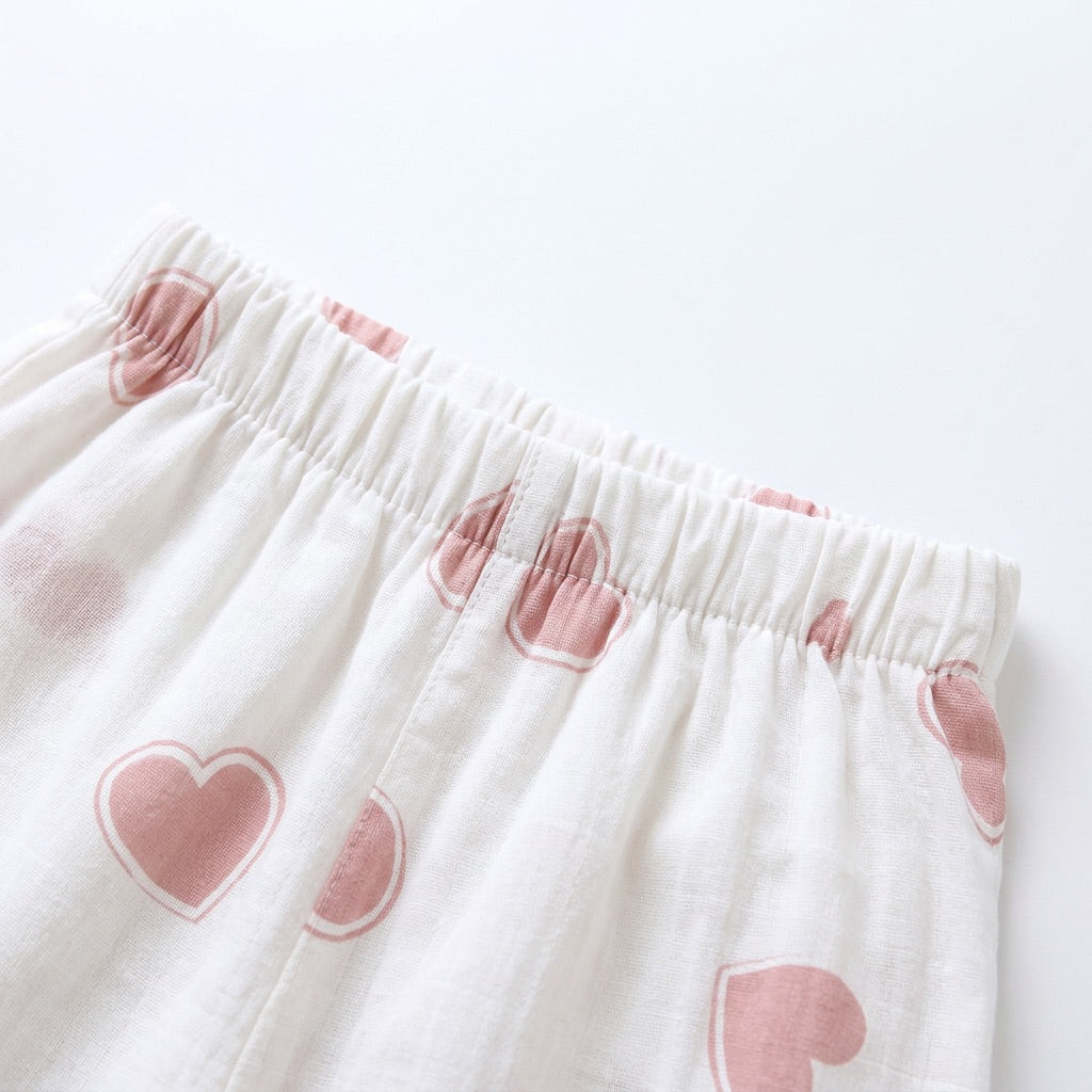 Muslinpyjamas med hjärtan