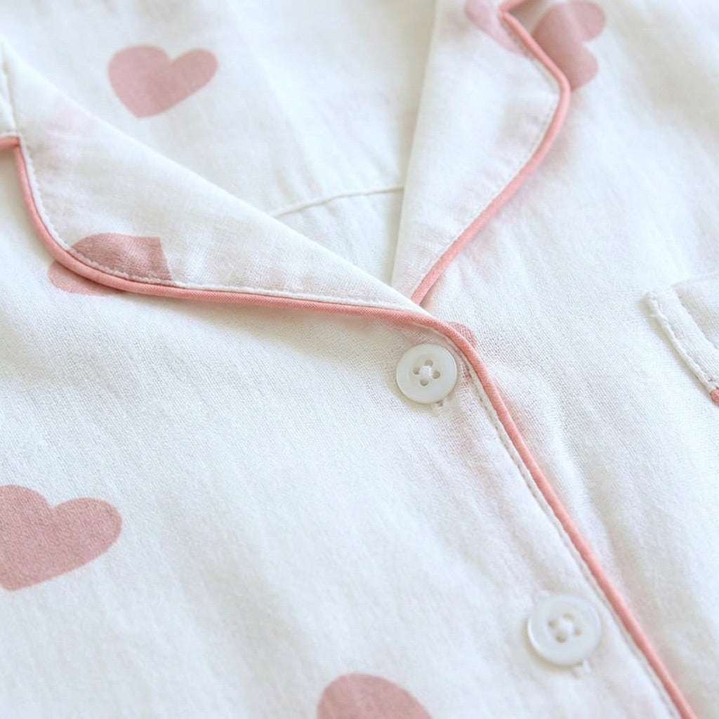 Muslinpyjamas med hjärtan